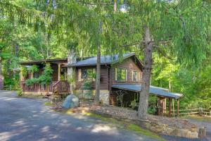 卢尔湖Cabin in Lake Lure Near Chimney Rock and Asheville!的树林里的小木屋,带车道