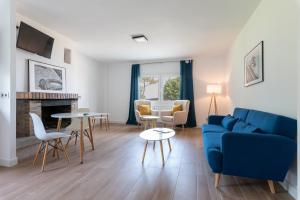 阿罗萨新镇普拉亚拉斯辛纳斯旅馆的客厅配有蓝色的沙发和椅子