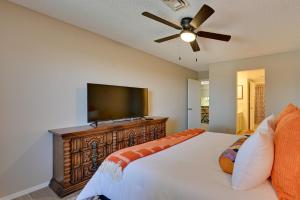 优马Cozy Arizona Retreat with Pool Access, Patio and Grill的一间卧室配有一张床和一台平面电视