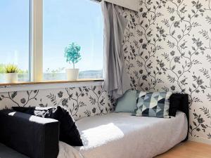 乌德瓦拉Holiday home Uddevalla XXXVII的带沙发和窗户的客厅