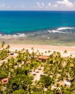 马劳Casa Del Mar的享有棕榈树海滩和大海的空中景致