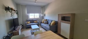 加鲁查Apartamento Arena y Sal - Garrucha的客厅配有蓝色的沙发和桌子