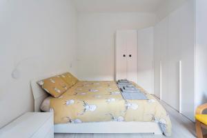 米兰City Life Sweet Home - Fiera, Duomo的小卧室配有一张黄色毯子床