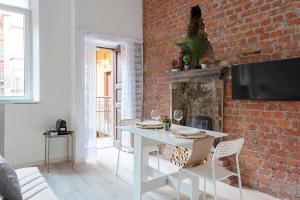 米兰City Life Sweet Home - Fiera, Duomo的客厅配有白色桌子和砖墙