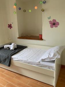 Anilio PelionCamellia Guesthouse的卧室配有一张墙上鲜花的床