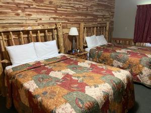 ClarindaCelebrity Inn的木墙客房的两张床