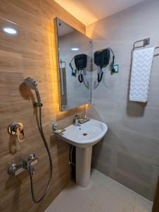 达卡Hotel Royal Bengal的一间带水槽和淋浴的浴室
