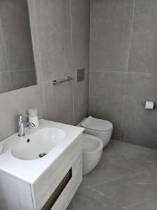 贝拉里亚-伊贾马里纳Hotel Admiral的浴室配有白色水槽和卫生间。