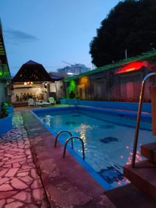 安吉利斯2 Hotel Saleh的夜间在房子里的一个游泳池