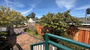 米尔布雷3 bedroom residential home in the lovely town near SFO San Francisco的围栏前的绿色长凳