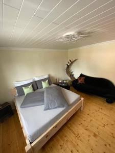 BernsteinMeli´s Zirbenbett Ferienhaus的一间卧室,卧室内配有一张大床