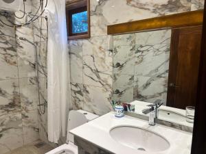 贾夫纳Gatetrees resort的一间带水槽、卫生间和镜子的浴室