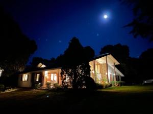 塞瓦Les Margarides的天空中月亮的夜晚房屋