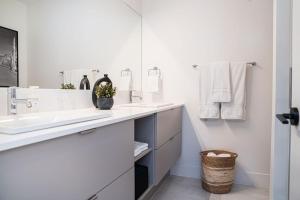 雷夫尔斯托克Ghost Peak by Revelstoke Vacations的白色的浴室设有水槽和镜子