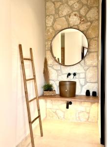 萨尔蒂Palma Deluxe House的一间带水槽和镜子的浴室