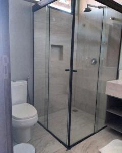 巴拉格兰德Villas BobZ Apt.109的一间带卫生间和玻璃淋浴间的浴室