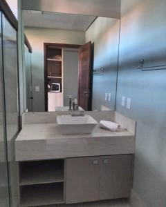 巴拉格兰德Villas BobZ Apt.109的一间带水槽和大镜子的浴室