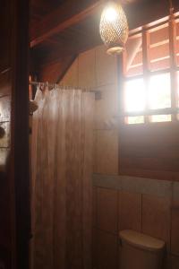 塔拉波托马德拉拉不拉达生态山林小屋的带淋浴帘和卫生间的浴室