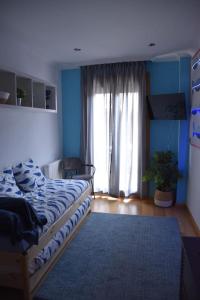 坎加斯德穆拉索Casa Punta Balea, en el centro的蓝色的客房设有床和窗户。