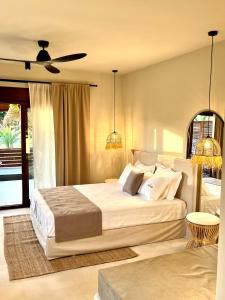 萨尔蒂Palma Deluxe House的一间卧室配有两张床和吊扇