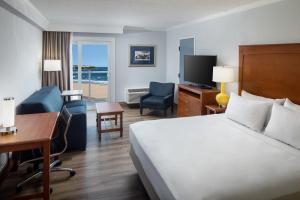 汉普顿海边阿什沃斯酒店的一间酒店客房,一间设有一张床和一张书桌