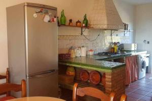 La AulagaCasa Rural Paraiso de Emilia的厨房配有冰箱和台面