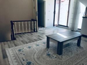 伊斯坦布尔Relaxable Apartment in Eyüp sultan的咖啡桌坐在房间里地毯上