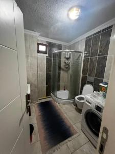 伊斯坦布尔Relaxable Apartment in Eyüp sultan的带淋浴、卫生间和盥洗盆的浴室