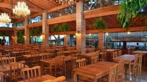 圣代佩德罗Santana's Ranch的一间空餐厅,配有木桌和椅子