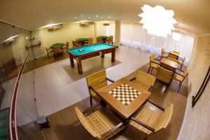 拉巴拉德纳圣米格尔Charmoso apto em Barra Bali - Destino BSM 108的享有带台球桌的用餐室的顶部景致