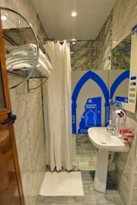 舍夫沙万Hotel Dar Annasr的一间带水槽和淋浴的浴室