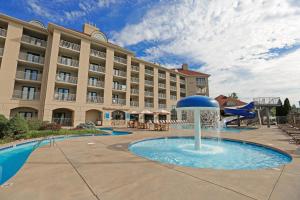 鸽子谷Music Road Resort Hotel and Inn的游泳池中间有喷泉的酒店