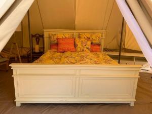 阿尔热祖尔Eco Glamping. Private luxury tent in Alfambras.的帐篷内的白色床和枕头