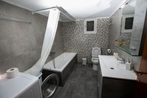 卡瓦拉Harmony Apartment Kavala的带浴缸、卫生间和盥洗盆的浴室