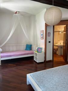 Castiglione ChiavareseLa casa di Martina a San Pè的卧室配有粉红色的床和桌子