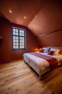 布鲁日Guest House La Civière d'or的一间卧室设有一张大床和一个窗户。