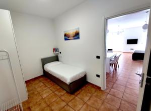 里米尼Appartamento in piazza CAVOUR centro storico Rimini的一间卧室设有一张床和一间用餐室