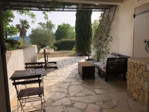 勒卡斯特雷特A casa dolce的庭院配有椅子、沙发和桌子