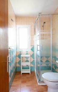 梅罗那瑞斯Apartamento Maypa 4 Arena的带淋浴、卫生间和盥洗盆的浴室