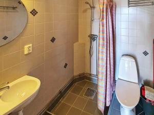龙讷比Holiday home in Ronneby的一间带水槽、卫生间和淋浴的浴室