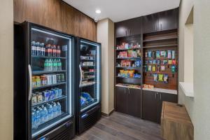 萨尔弗La Quinta Inn & Suites by Wyndham Sulphur Lake Charles的厨房配有装满各种饮品的冰箱