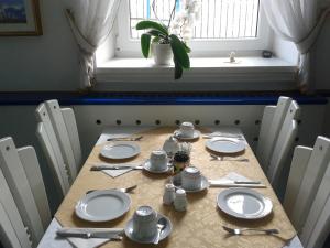 布莱德博亚娜镇酒店的一张桌子,上面有白色的盘子和餐具