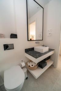 蒂瓦特Lustica Bay Apartment Ana Marija By 2bhome的浴室配有白色卫生间和盥洗盆。