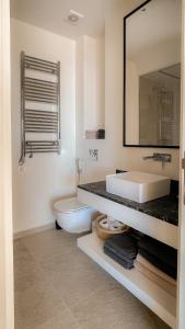 蒂瓦特Lustica Bay Apartment Ana Marija By 2bhome的一间带水槽、卫生间和镜子的浴室