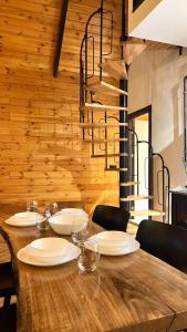 萨卡里亚OYARC SAPANCA VILLA / BUNGALOW的餐桌、椅子和木墙