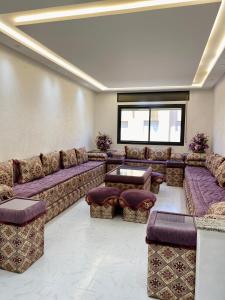 丹吉尔Big appartment near soccer stadium in Tangier的带沙发和桌子的大客厅