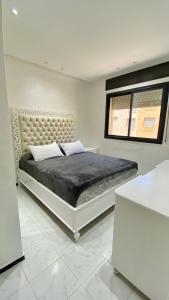丹吉尔Big appartment near soccer stadium in Tangier的白色的卧室设有一张大床和一个窗户