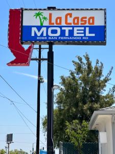 森瓦利La Casa Motel, Los Angeles - Burbank Airport的街道上一家拉科塔汽车旅馆的标志