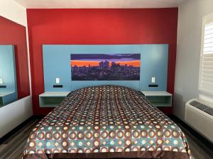 森瓦利La Casa Motel, Los Angeles - Burbank Airport的一间卧室配有一张红色墙壁的床