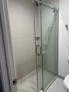 森瓦利La Casa Motel, Los Angeles - Burbank Airport的浴室里设有玻璃门淋浴